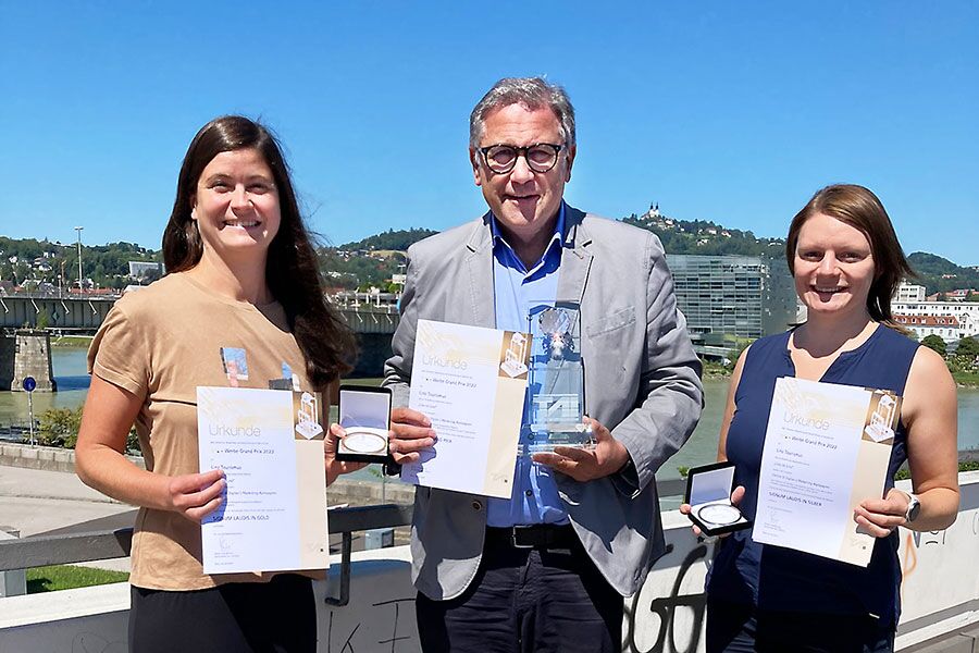 3 Personen mit dem Award 2022 Kampagnen Linz von T.A.I